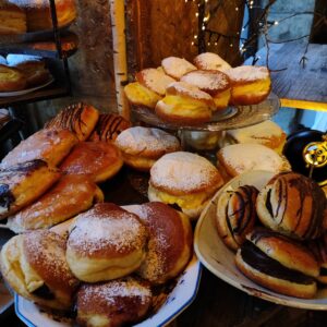 Bollos de leche y donuts